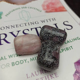 Kunziet trommelstenen – curated crystal by Marga Jacobs | rust, symboliek en intuïtieve zelfzorg