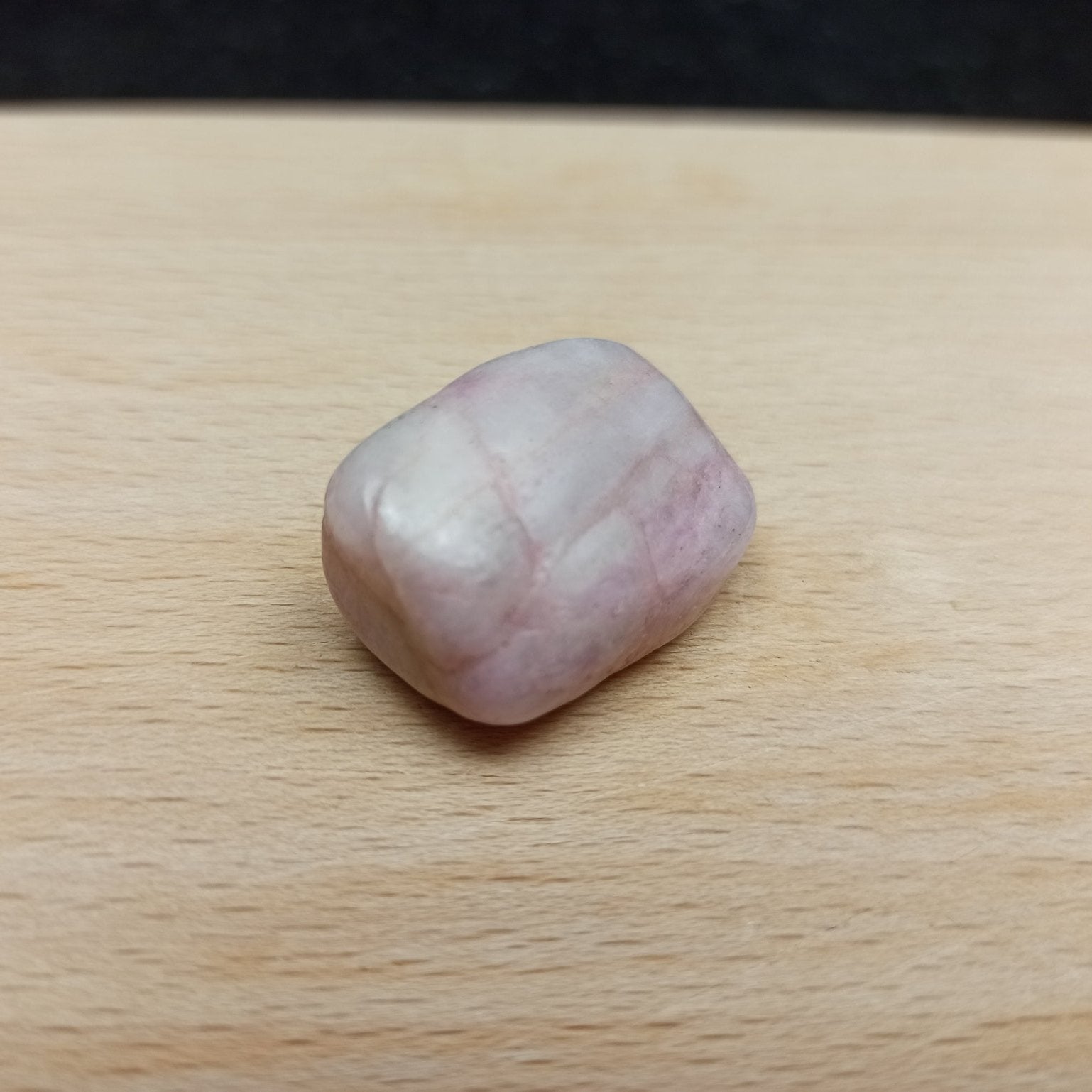 Kunziet trommelstenen – curated crystal by Marga Jacobs | rust, symboliek en intuïtieve zelfzorg