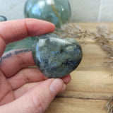 Labradoriet hart | 4,5 cm – curated crystal by Marga Jacobs | rust, symboliek en intuïtieve zelfzorg