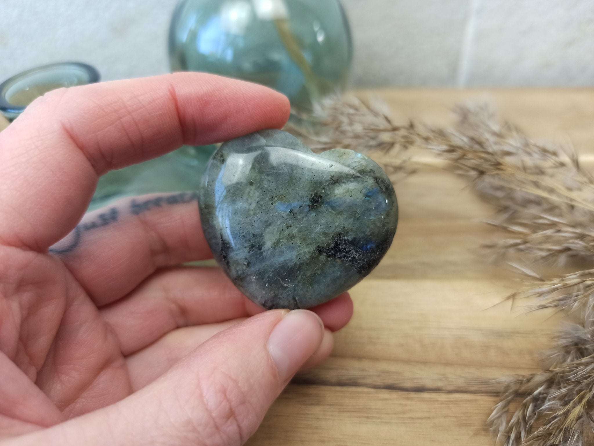 Labradoriet hart | 4,5 cm – curated crystal by Marga Jacobs | rust, symboliek en intuïtieve zelfzorg