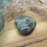 Labradoriet hart | 4,5 cm – curated crystal by Marga Jacobs | rust, symboliek en intuïtieve zelfzorg