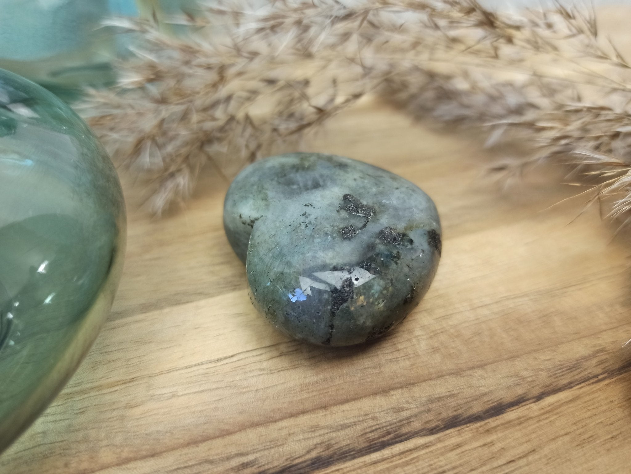 Labradoriet hart | 4,5 cm – curated crystal by Marga Jacobs | rust, symboliek en intuïtieve zelfzorg