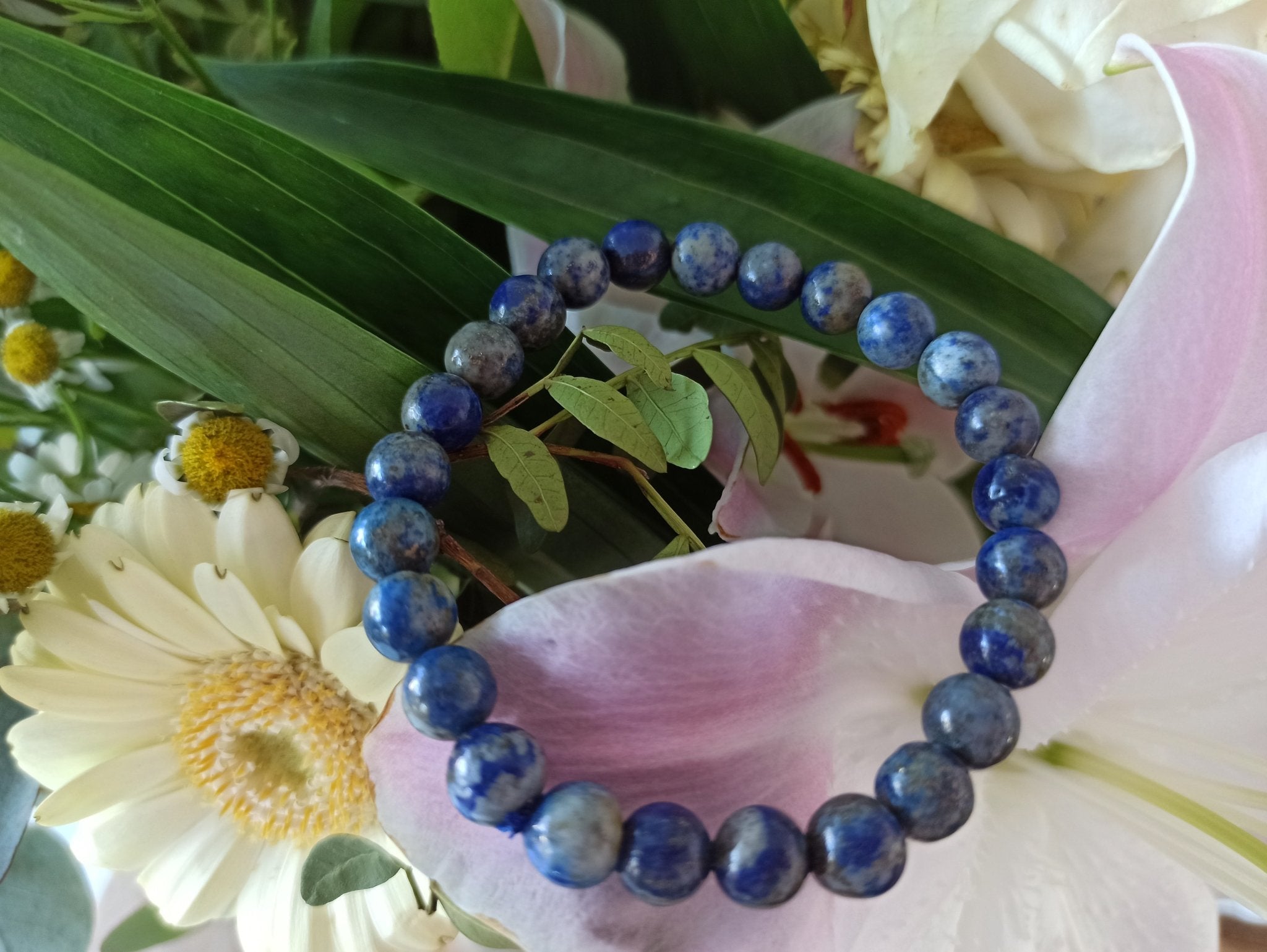 Lapis Lazuli edelsteen armband | 8 mm – curated crystal by Marga Jacobs | rust, symboliek en intuïtieve zelfzorg