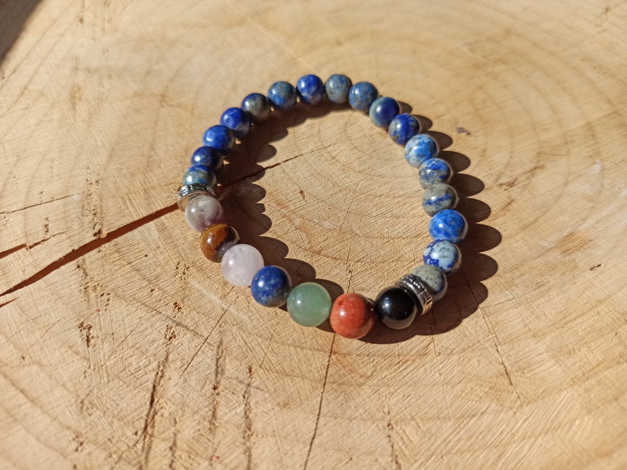 Lapis Lazuli edelsteen armband met chakrastenen | 8 mm – curated crystal by Marga Jacobs | rust, symboliek en intuïtieve zelfzorg