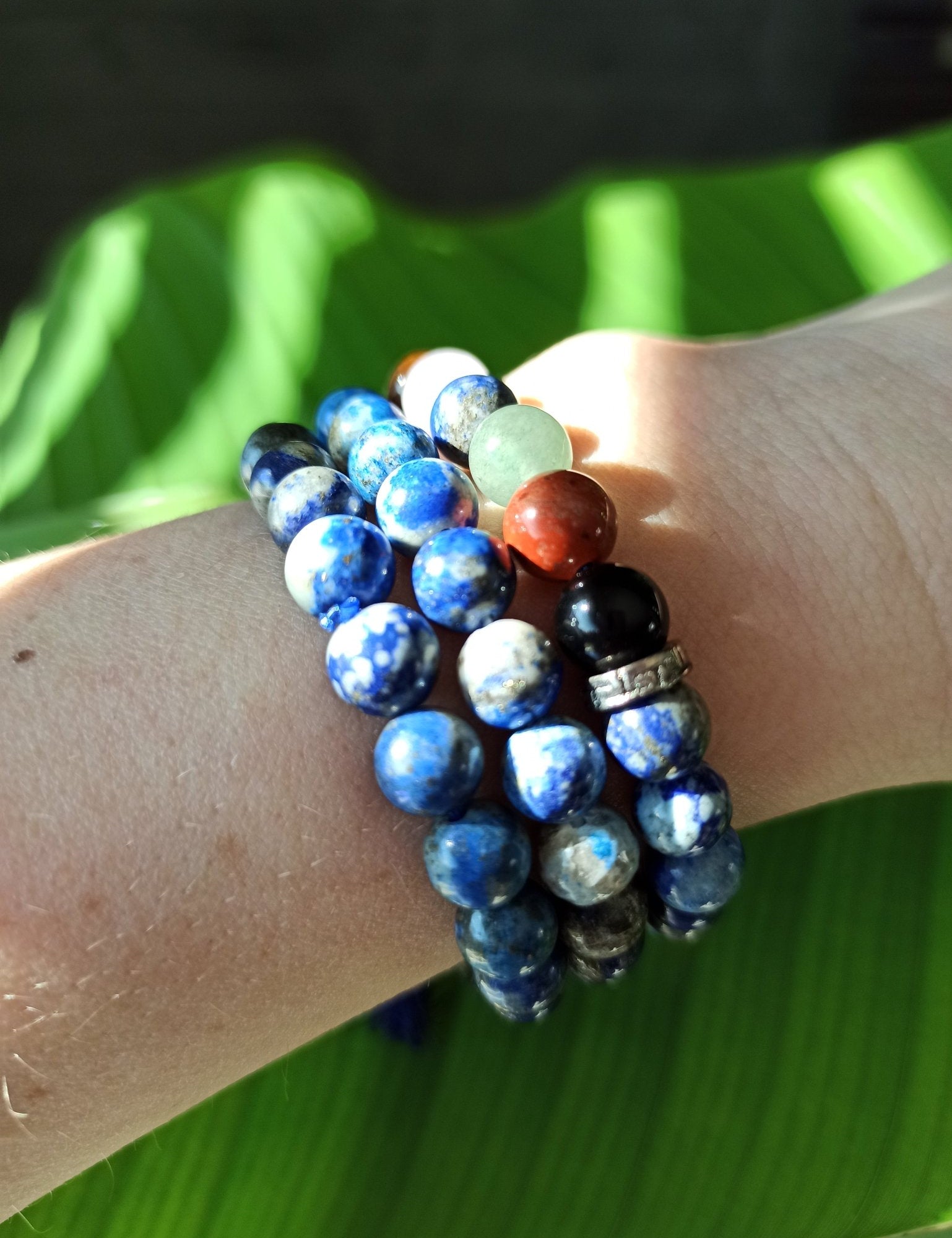 Lapis Lazuli edelsteen armband met chakrastenen | 8 mm – curated crystal by Marga Jacobs | rust, symboliek en intuïtieve zelfzorg