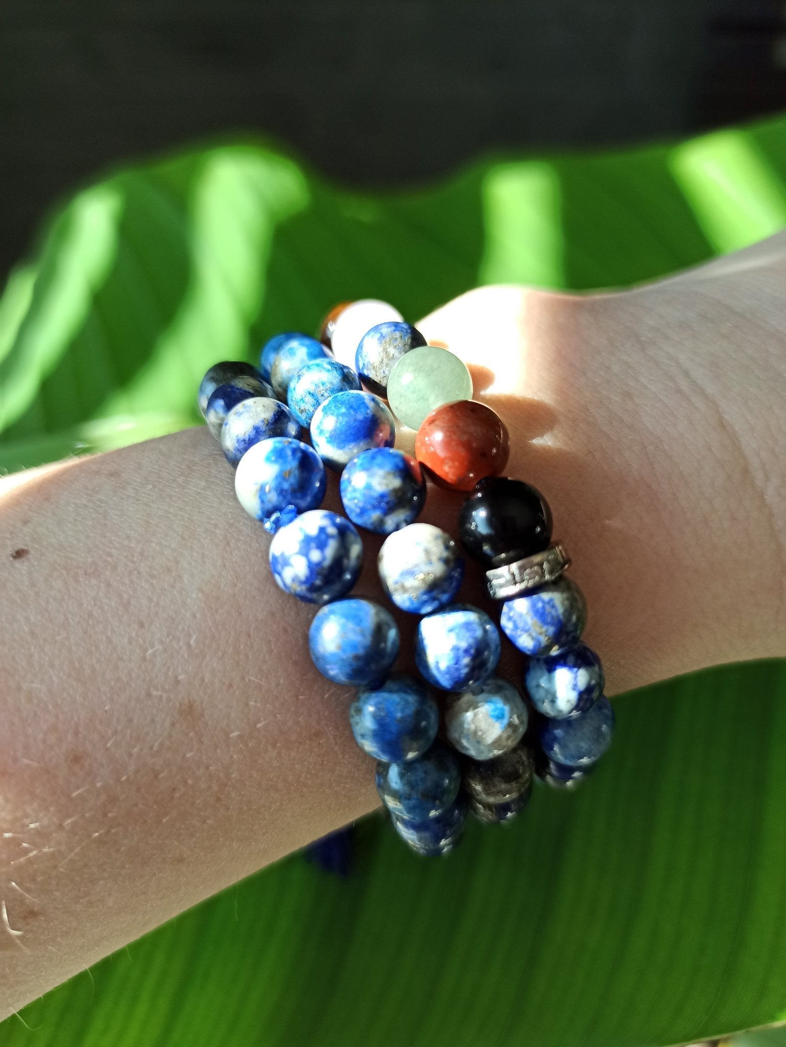 Lapis Lazuli edelsteen armband met chakrastenen | 8 mm – curated crystal by Marga Jacobs | rust, symboliek en intuïtieve zelfzorg