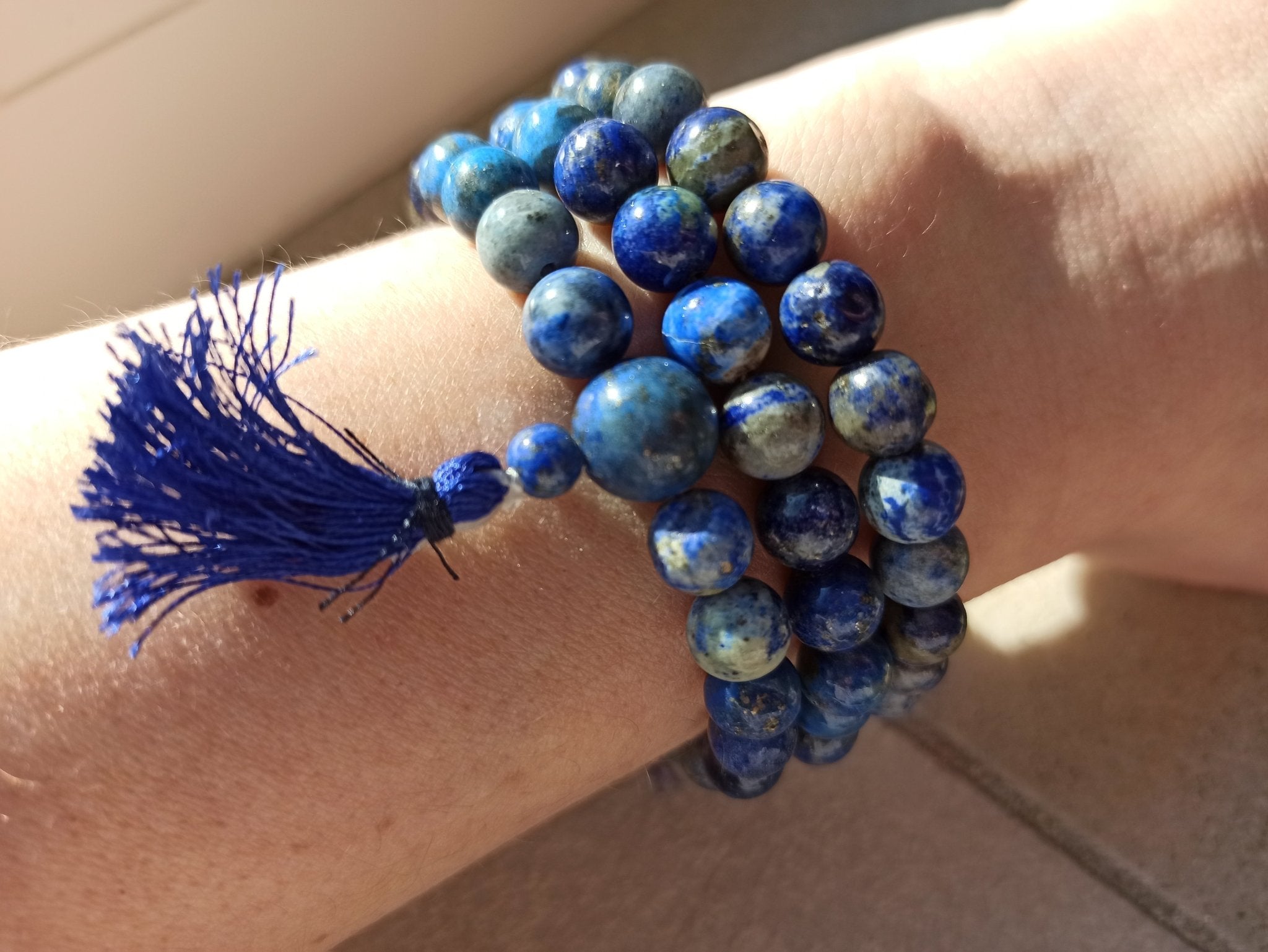 Lapis Lazuli edelsteen armband met flosje | 8 mm – curated crystal by Marga Jacobs | rust, symboliek en intuïtieve zelfzorg