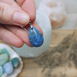 Lapis lazuli edelsteen hanger druppel | 25 mm – curated crystal by Marga Jacobs | rust, symboliek en intuïtieve zelfzorg