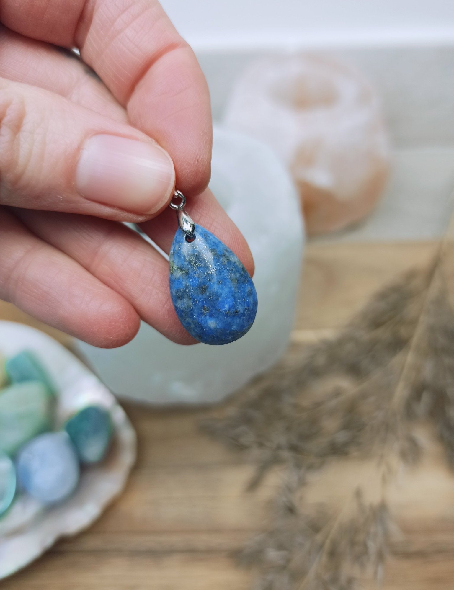 Lapis lazuli edelsteen hanger druppel | 25 mm – curated crystal by Marga Jacobs | rust, symboliek en intuïtieve zelfzorg