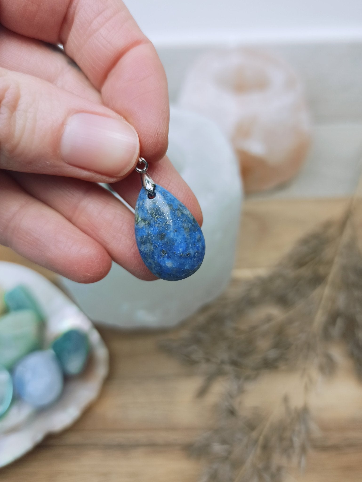 Lapis lazuli edelsteen hanger druppel | 25 mm – curated crystal by Marga Jacobs | rust, symboliek en intuïtieve zelfzorg
