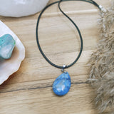 Lapis lazuli edelsteen hanger druppel | 25 mm – curated crystal by Marga Jacobs | rust, symboliek en intuïtieve zelfzorg