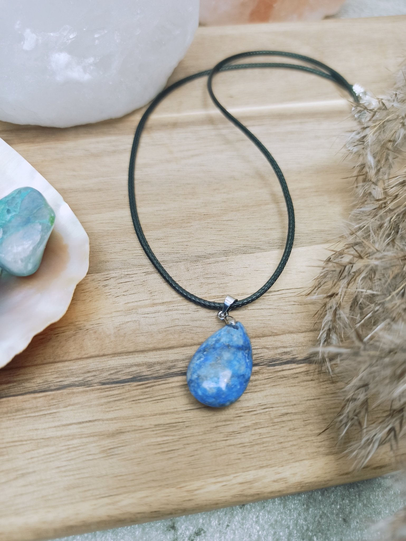 Lapis lazuli edelsteen hanger druppel | 25 mm – curated crystal by Marga Jacobs | rust, symboliek en intuïtieve zelfzorg