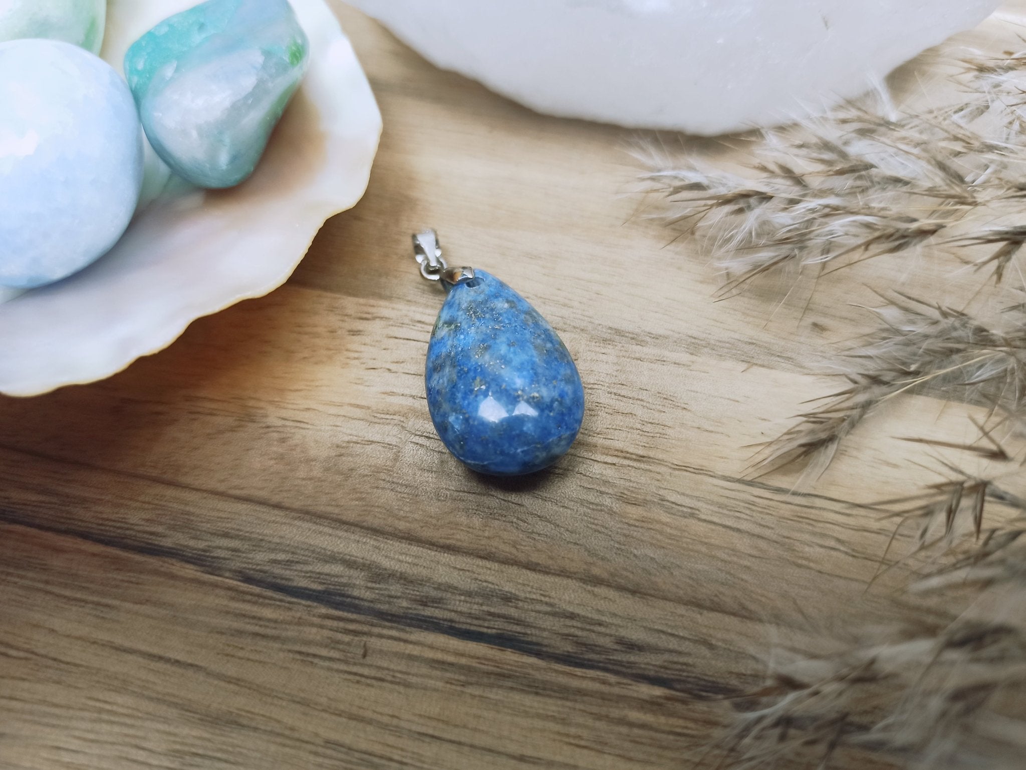 Lapis lazuli edelsteen hanger druppel | 25 mm – curated crystal by Marga Jacobs | rust, symboliek en intuïtieve zelfzorg