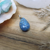 Lapis lazuli edelsteen hanger druppel | 25 mm – curated crystal by Marga Jacobs | rust, symboliek en intuïtieve zelfzorg