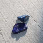 Lapis Lazuli trommelstenen – curated crystal by Marga Jacobs | rust, symboliek en intuïtieve zelfzorg