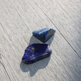 Lapis Lazuli trommelstenen – curated crystal by Marga Jacobs | rust, symboliek en intuïtieve zelfzorg