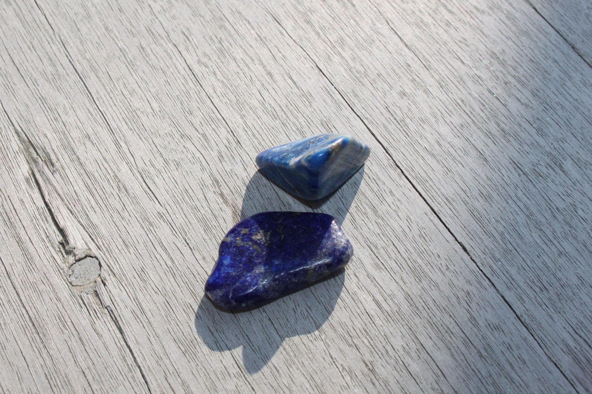 Lapis Lazuli trommelstenen – curated crystal by Marga Jacobs | rust, symboliek en intuïtieve zelfzorg