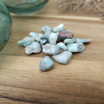 Larimar trommelstenen – curated crystal by Marga Jacobs | rust, symboliek en intuïtieve zelfzorg