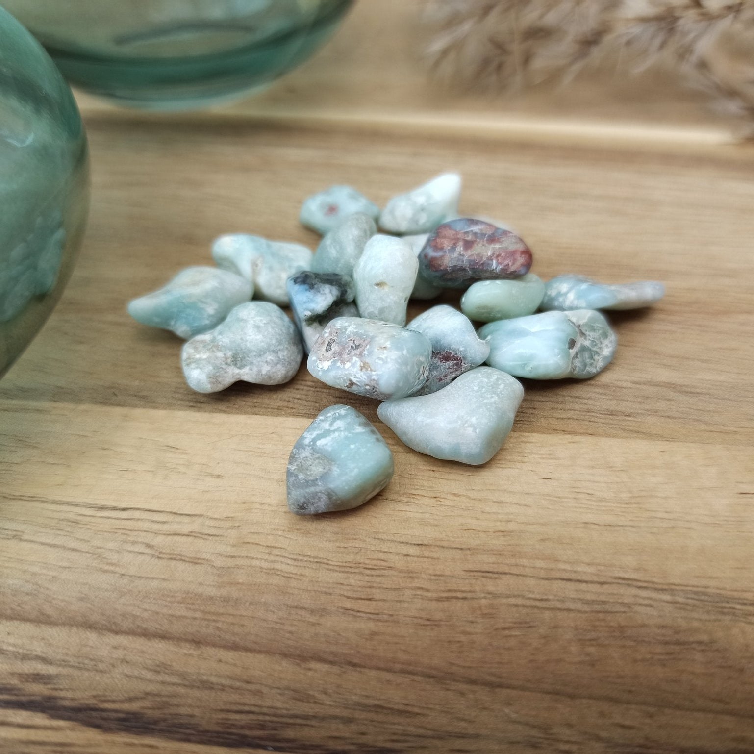 Larimar trommelstenen – curated crystal by Marga Jacobs | rust, symboliek en intuïtieve zelfzorg