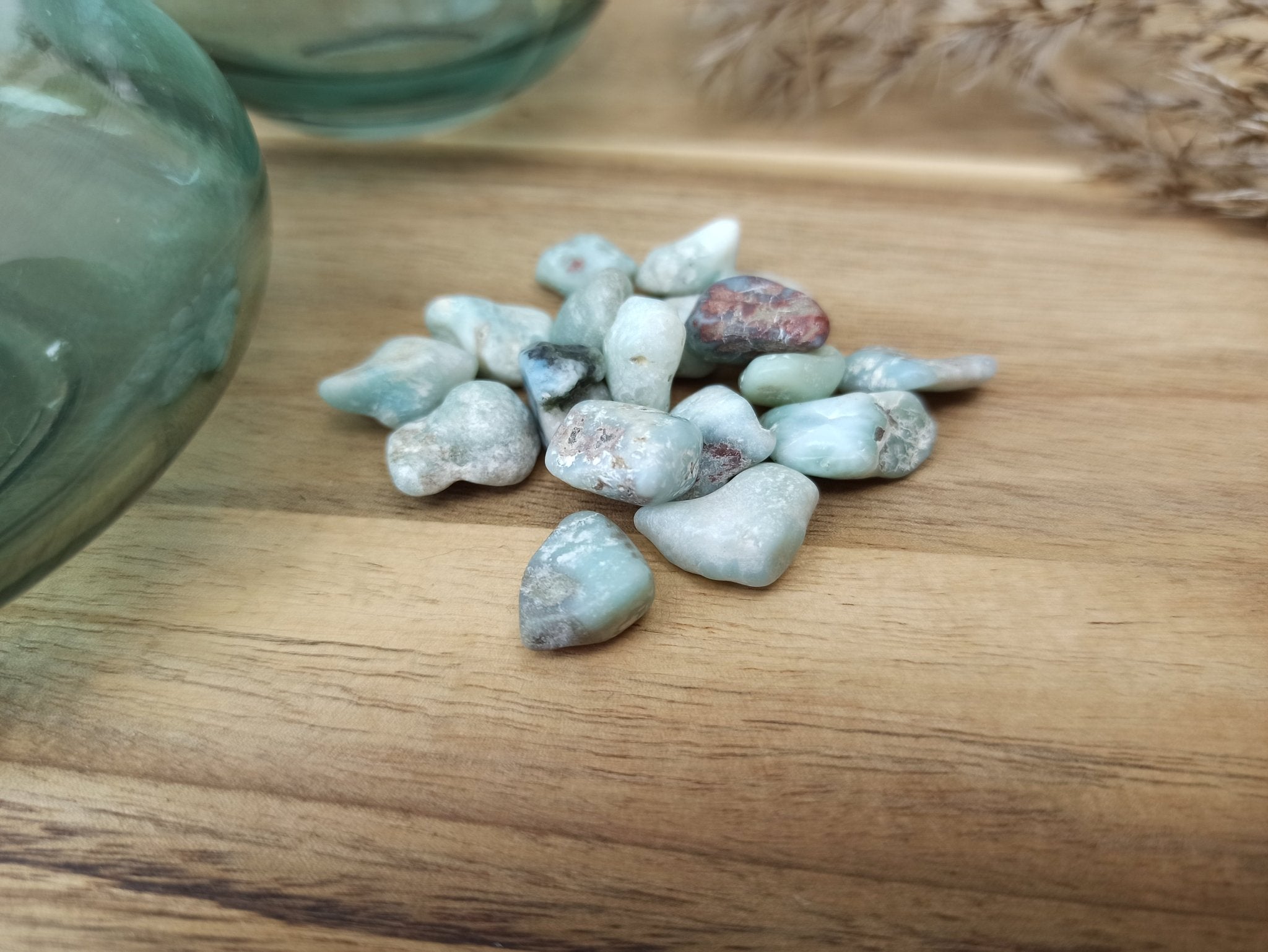 Larimar trommelstenen – curated crystal by Marga Jacobs | rust, symboliek en intuïtieve zelfzorg