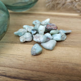 Larimar trommelstenen – curated crystal by Marga Jacobs | rust, symboliek en intuïtieve zelfzorg