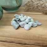 Larimar trommelstenen – curated crystal by Marga Jacobs | rust, symboliek en intuïtieve zelfzorg