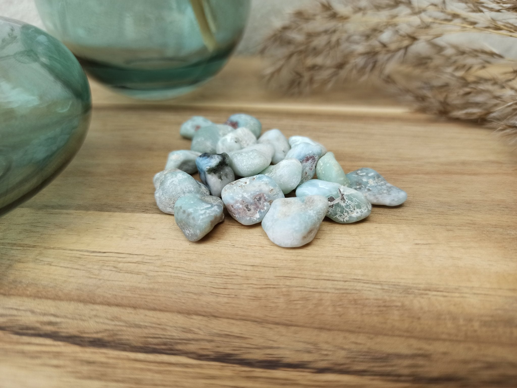 Larimar trommelstenen – curated crystal by Marga Jacobs | rust, symboliek en intuïtieve zelfzorg