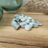 Larimar trommelstenen – curated crystal by Marga Jacobs | rust, symboliek en intuïtieve zelfzorg