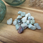 Larimar trommelstenen – curated crystal by Marga Jacobs | rust, symboliek en intuïtieve zelfzorg