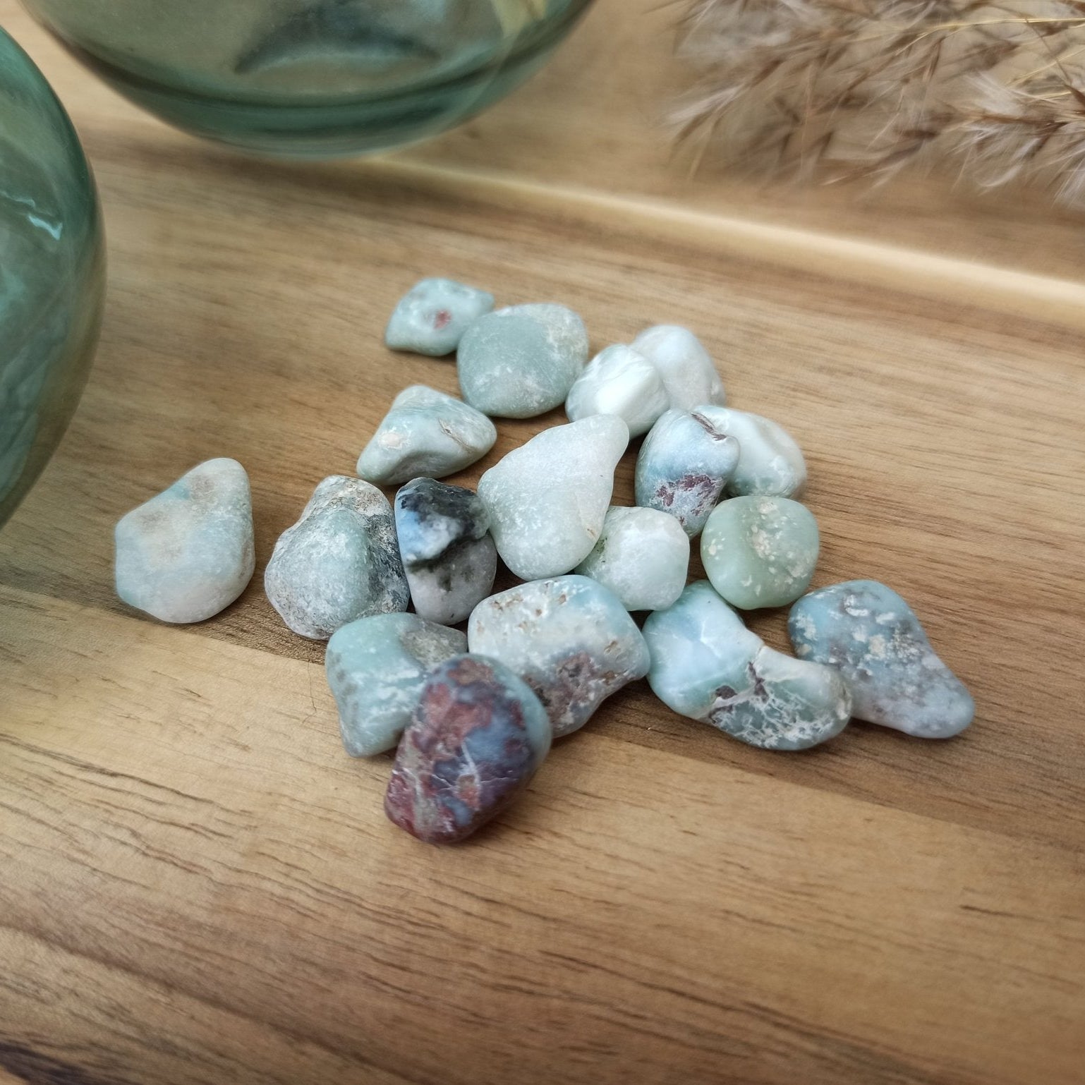 Larimar trommelstenen – curated crystal by Marga Jacobs | rust, symboliek en intuïtieve zelfzorg