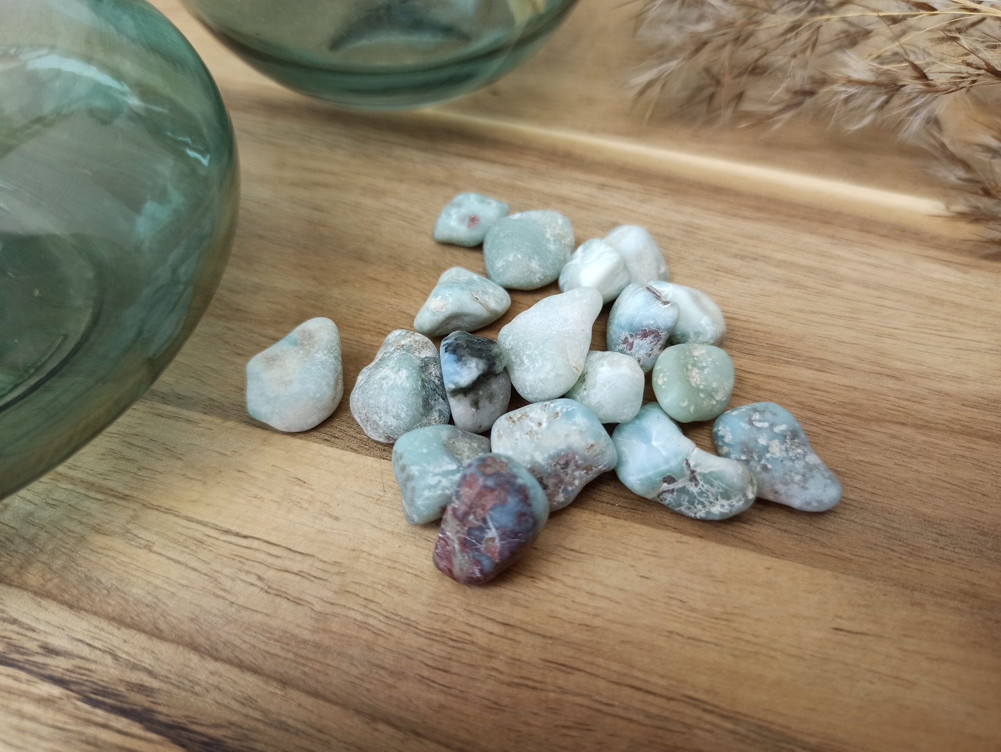 Larimar trommelstenen – curated crystal by Marga Jacobs | rust, symboliek en intuïtieve zelfzorg