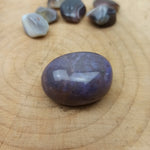 Lavendel Jade trommelstenen – curated crystal by Marga Jacobs | rust, symboliek en intuïtieve zelfzorg