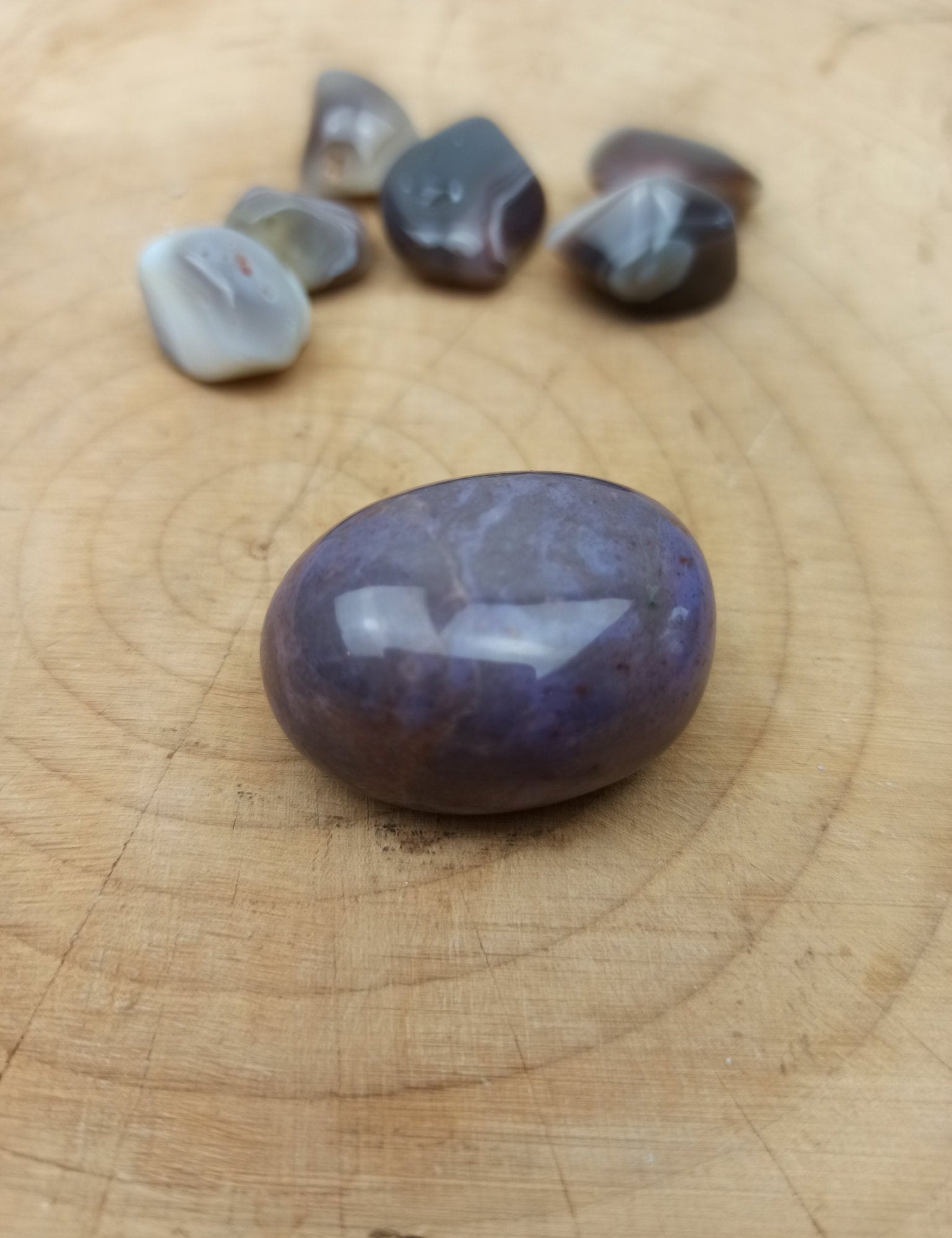 Lavendel Jade trommelstenen – curated crystal by Marga Jacobs | rust, symboliek en intuïtieve zelfzorg