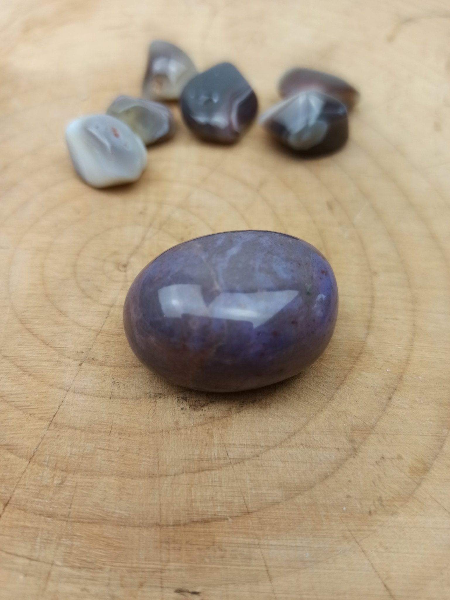 Lavendel Jade trommelstenen – curated crystal by Marga Jacobs | rust, symboliek en intuïtieve zelfzorg