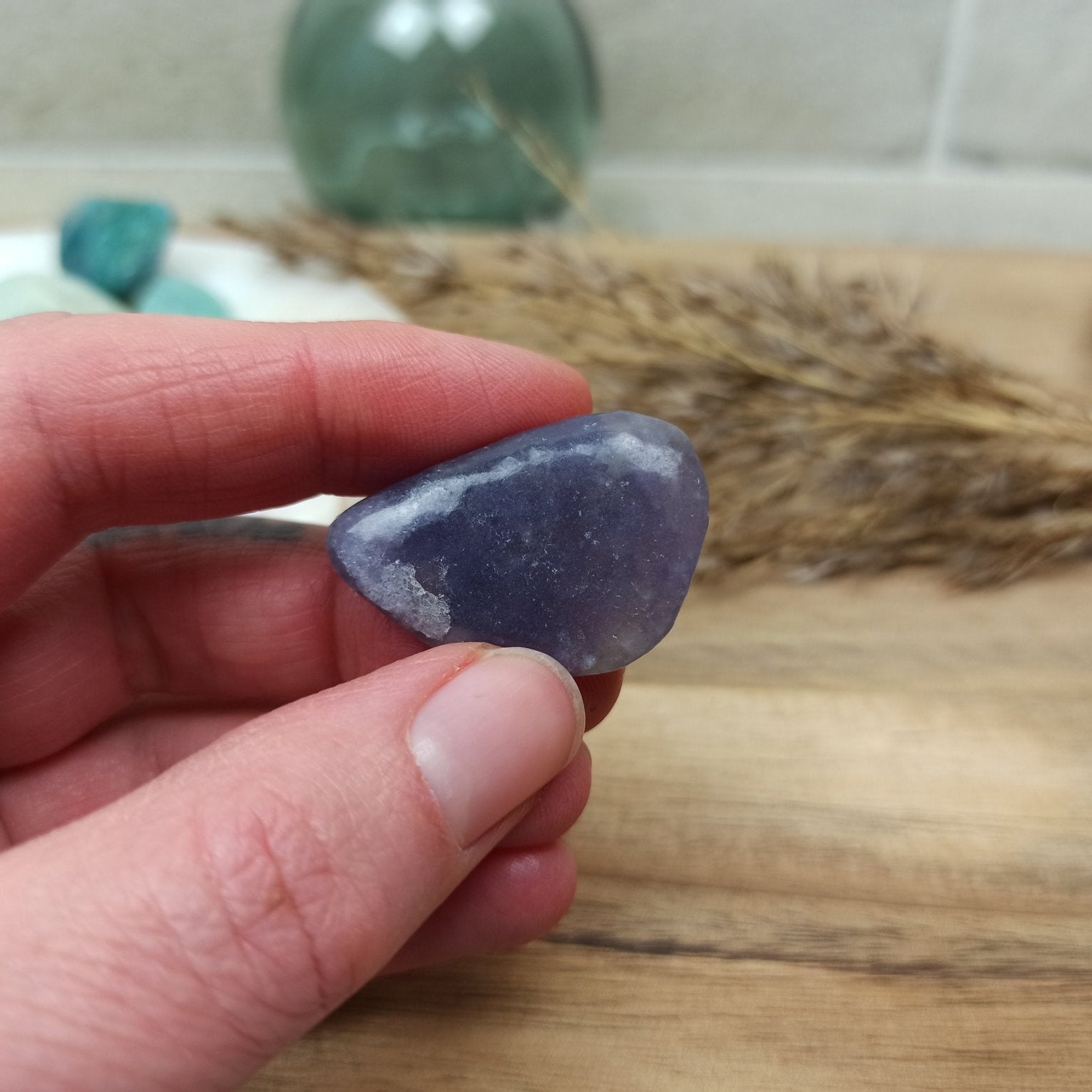 Lazuliet trommelstenen – curated crystal by Marga Jacobs | rust, symboliek en intuïtieve zelfzorg