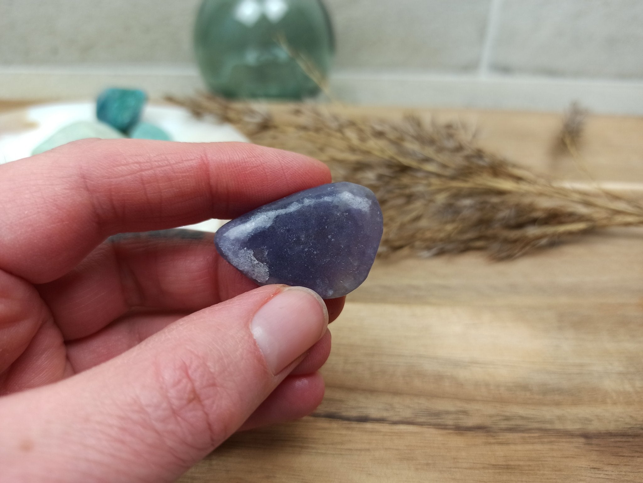 Lazuliet trommelstenen – curated crystal by Marga Jacobs | rust, symboliek en intuïtieve zelfzorg