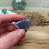 Lazuliet trommelstenen – curated crystal by Marga Jacobs | rust, symboliek en intuïtieve zelfzorg