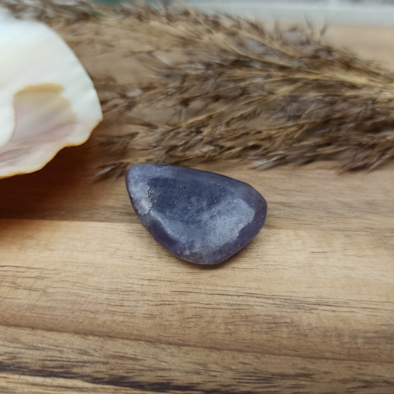 Lazuliet trommelstenen – curated crystal by Marga Jacobs | rust, symboliek en intuïtieve zelfzorg