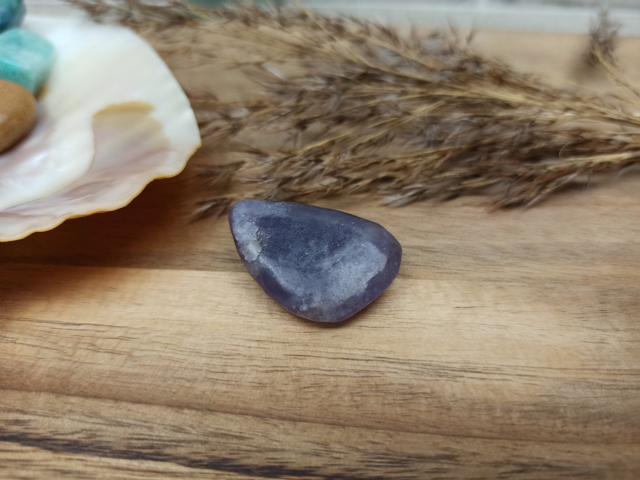 Lazuliet trommelstenen – curated crystal by Marga Jacobs | rust, symboliek en intuïtieve zelfzorg