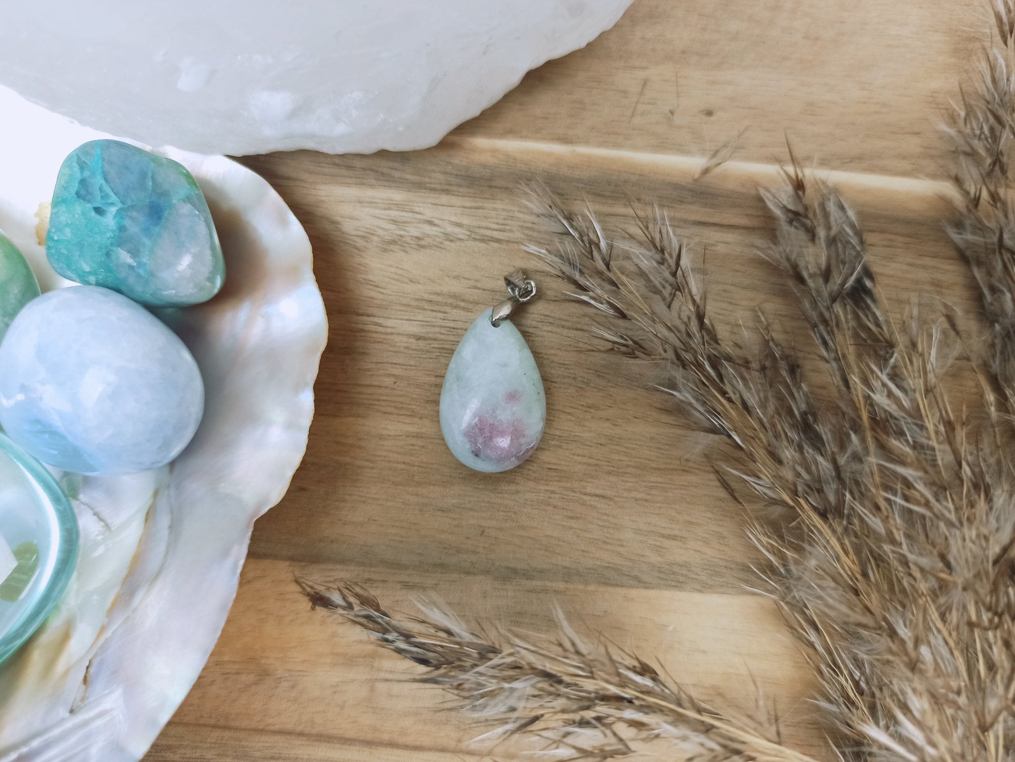 Lepidoliet edelsteen hanger druppel | 25 mm – curated crystal by Marga Jacobs | rust, symboliek en intuïtieve zelfzorg