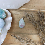 Lepidoliet edelsteen hanger druppel | 25 mm – curated crystal by Marga Jacobs | rust, symboliek en intuïtieve zelfzorg