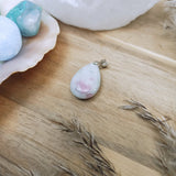 Lepidoliet edelsteen hanger druppel | 25 mm – curated crystal by Marga Jacobs | rust, symboliek en intuïtieve zelfzorg