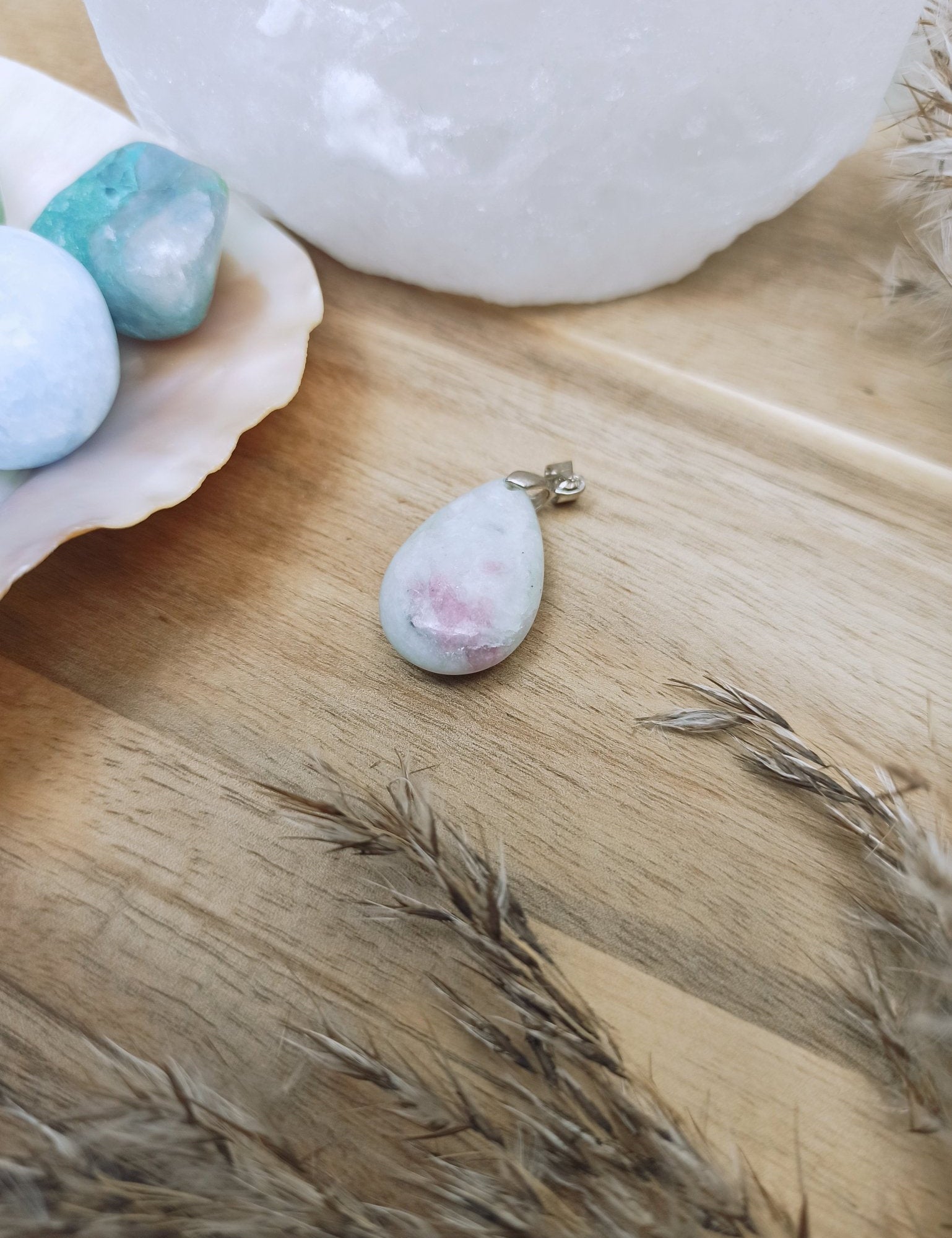 Lepidoliet edelsteen hanger druppel | 25 mm – curated crystal by Marga Jacobs | rust, symboliek en intuïtieve zelfzorg