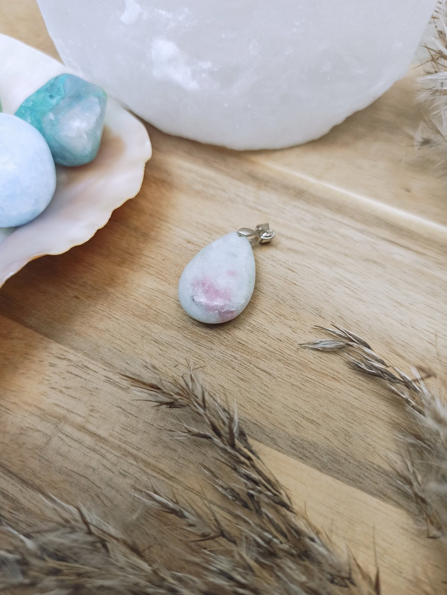 Lepidoliet edelsteen hanger druppel | 25 mm – curated crystal by Marga Jacobs | rust, symboliek en intuïtieve zelfzorg