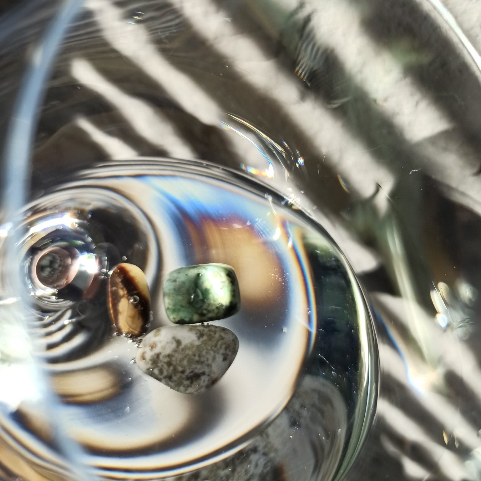 Lichamelijke genezing edelsteenwaterset – curated crystal by Marga Jacobs | rust, symboliek en intuïtieve zelfzorg