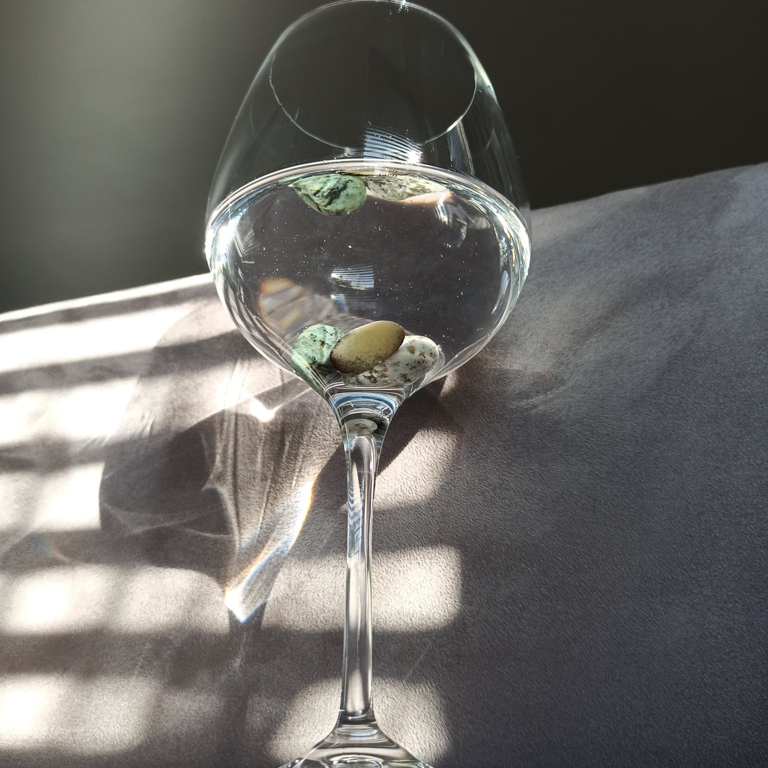 Lichamelijke genezing edelsteenwaterset – curated crystal by Marga Jacobs | rust, symboliek en intuïtieve zelfzorg