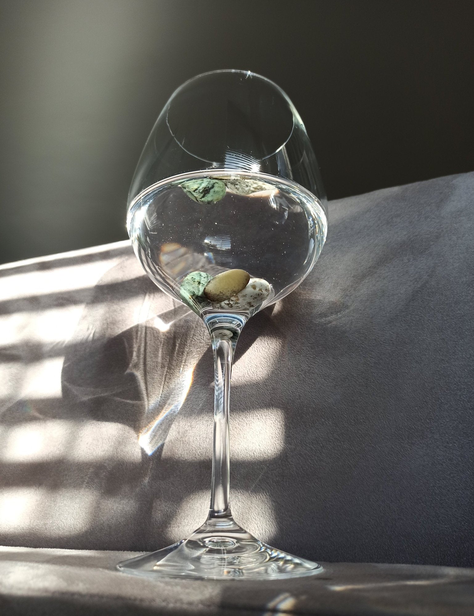 Lichamelijke genezing edelsteenwaterset – curated crystal by Marga Jacobs | rust, symboliek en intuïtieve zelfzorg