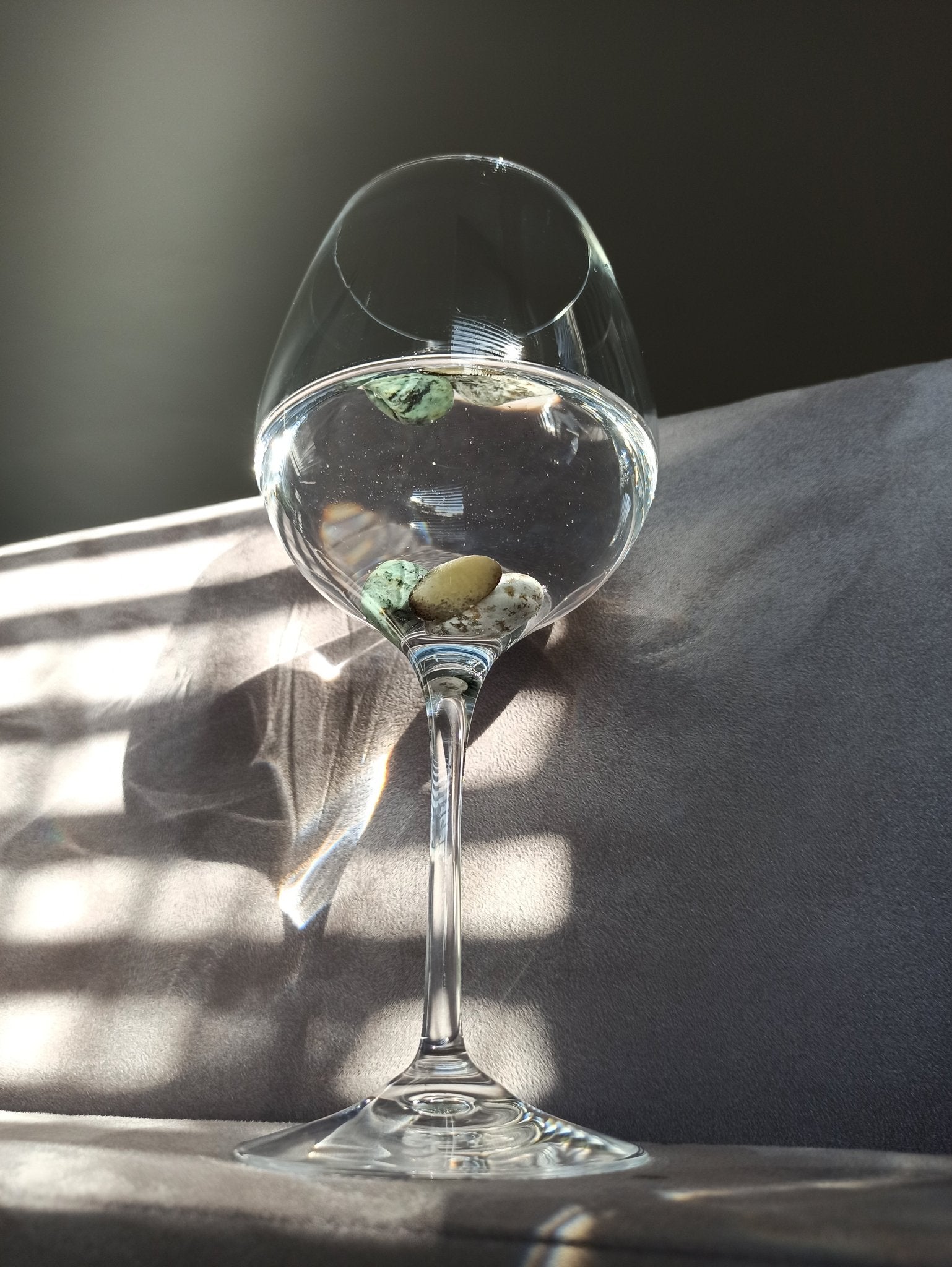 Lichamelijke genezing edelsteenwaterset – curated crystal by Marga Jacobs | rust, symboliek en intuïtieve zelfzorg