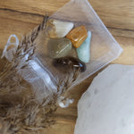 Loslaten van het verleden edelstenensetje – curated crystal by Marga Jacobs | rust, symboliek en intuïtieve zelfzorg