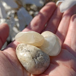 Maansteen trommelstenen – curated crystal by Marga Jacobs | rust, symboliek en intuïtieve zelfzorg